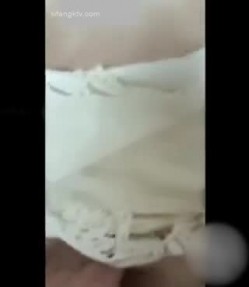 灌醉白虎母女双飞 骚妈中途醒来 只能威逼利诱，射精在面膜上让母女敷，玩的真刺激 截图16
