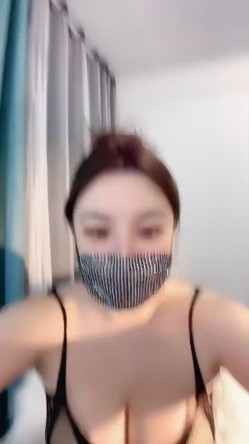 ️新人H巨乳女神【致命舒芙蕾】下海福利，奶罩都包不住~狂甩大波~电臀~超高颜值极品炮架 截图1