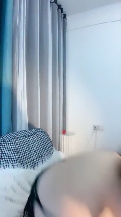 ️新人H巨乳女神【致命舒芙蕾】下海福利，奶罩都包不住~狂甩大波~电臀~超高颜值极品炮架 截图3