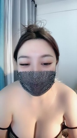 ️新人H巨乳女神【致命舒芙蕾】下海福利，奶罩都包不住~狂甩大波~电臀~超高颜值极品炮架 截图12