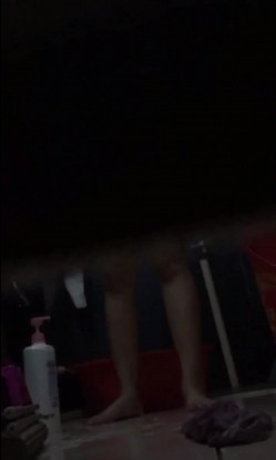 放暑假了表妹.来家里玩几天趴门缝偷窥她洗澡没想到几年没见表妹的身材太火爆了 截图3