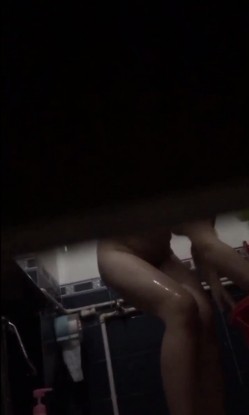 放暑假了表妹.来家里玩几天趴门缝偷窥她洗澡没想到几年没见表妹的身材太火爆了 截图10