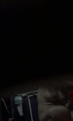 放暑假了表妹.来家里玩几天趴门缝偷窥她洗澡没想到几年没见表妹的身材太火爆了 截图16
