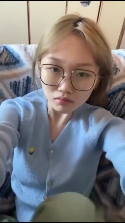 云盘高质露脸泄密！金发眉钉潮妹表里不一，私下极度小母狗，啪啪调教制服足交颜射，玩的花花 截图4