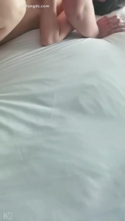 顶级淫妻博主【刺鸡】，挺漂亮的少妇，约大学生3P和4P，完美露脸，好淫荡的场景 截图15