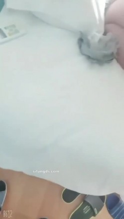 顶级淫妻博主【刺鸡】，挺漂亮的少妇，约大学生3P和4P，完美露脸，好淫荡的场景 截图16