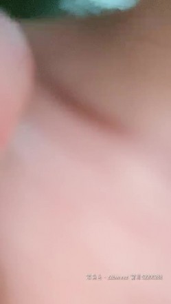 十九姨太露脸小骚骚深夜陪狼友激情，听指挥把衣服脱光了揉奶子抠骚逼浪荡呻吟，表情好骚洗澡秀把逼抠干净 截图14