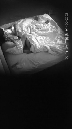 新流出酒店偷拍 ️两对男女开房其中一对男同激情做爱 截图5