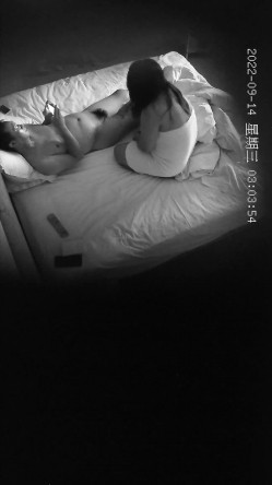 新流出酒店偷拍 ️两对男女开房其中一对男同激情做爱 截图10