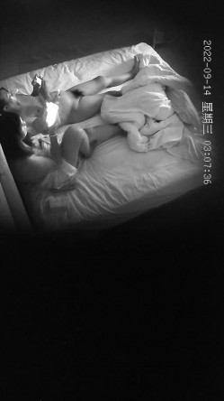 新流出酒店偷拍 ️两对男女开房其中一对男同激情做爱 截图11