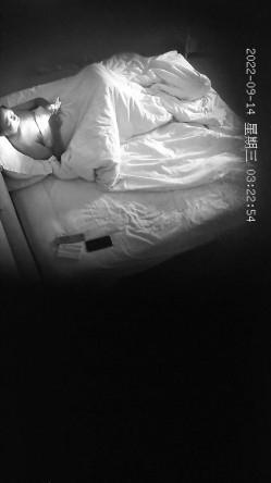 新流出酒店偷拍 ️两对男女开房其中一对男同激情做爱 截图15