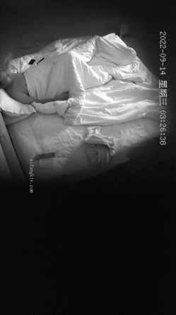 新流出酒店偷拍 ️两对男女开房其中一对男同激情做爱 截图16