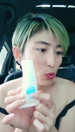 大黑鸡巴哥再草黄毛少妇，激情户外全程露脸深喉大鸡巴激情开干，掰着骚逼让大哥草菊花，淫声荡语激情不断 截图6