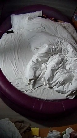 情趣台 青年小情侣 这男人有点壮 女人也丰满 两人性致高得很 狗交后入 还站起来操 截图1