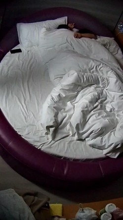 情趣台 青年小情侣 这男人有点壮 女人也丰满 两人性致高得很 狗交后入 还站起来操 截图2