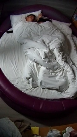 情趣台 青年小情侣 这男人有点壮 女人也丰满 两人性致高得很 狗交后入 还站起来操 截图3