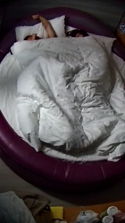 情趣台 青年小情侣 这男人有点壮 女人也丰满 两人性致高得很 狗交后入 还站起来操 截图4