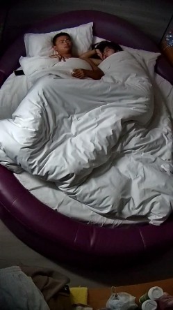 情趣台 青年小情侣 这男人有点壮 女人也丰满 两人性致高得很 狗交后入 还站起来操 截图5