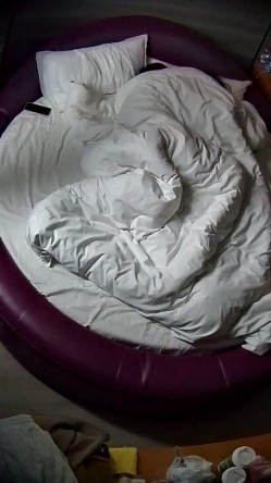 情趣台 青年小情侣 这男人有点壮 女人也丰满 两人性致高得很 狗交后入 还站起来操 截图6