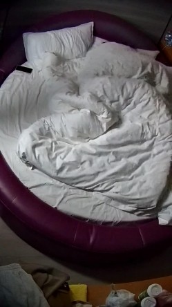 情趣台 青年小情侣 这男人有点壮 女人也丰满 两人性致高得很 狗交后入 还站起来操 截图7