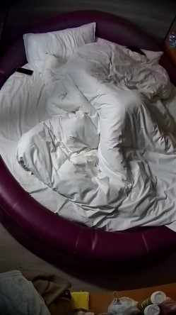 情趣台 青年小情侣 这男人有点壮 女人也丰满 两人性致高得很 狗交后入 还站起来操 截图8