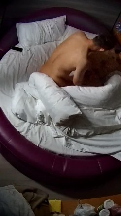 情趣台 青年小情侣 这男人有点壮 女人也丰满 两人性致高得很 狗交后入 还站起来操 截图9