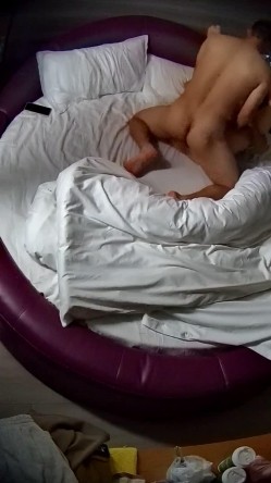 情趣台 青年小情侣 这男人有点壮 女人也丰满 两人性致高得很 狗交后入 还站起来操 截图10