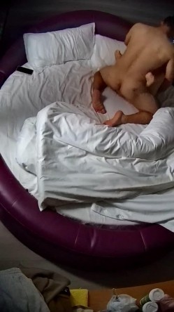 情趣台 青年小情侣 这男人有点壮 女人也丰满 两人性致高得很 狗交后入 还站起来操 截图11