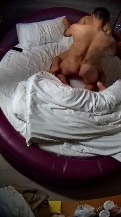 情趣台 青年小情侣 这男人有点壮 女人也丰满 两人性致高得很 狗交后入 还站起来操 截图13