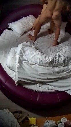 情趣台 青年小情侣 这男人有点壮 女人也丰满 两人性致高得很 狗交后入 还站起来操 截图14