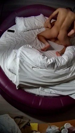 情趣台 青年小情侣 这男人有点壮 女人也丰满 两人性致高得很 狗交后入 还站起来操 截图15