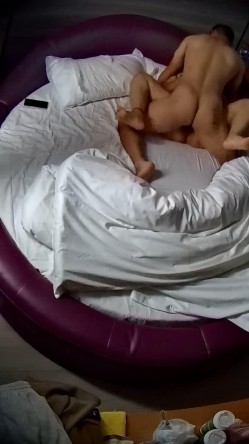 情趣台 青年小情侣 这男人有点壮 女人也丰满 两人性致高得很 狗交后入 还站起来操 截图16