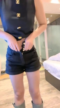 坐标魔都，淫荡的姐妹花，【少妇可同城可空降】，极品美少妇拉闺蜜下海，2女服侍一男，哪个男人忍得了，逼逼都要被干肿了 截图1