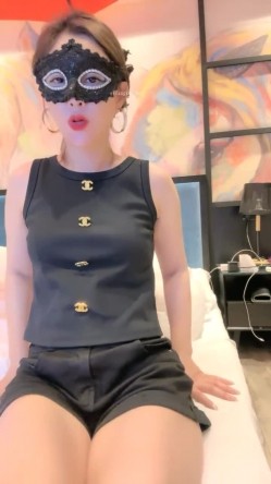 坐标魔都，淫荡的姐妹花，【少妇可同城可空降】，极品美少妇拉闺蜜下海，2女服侍一男，哪个男人忍得了，逼逼都要被干肿了 截图2