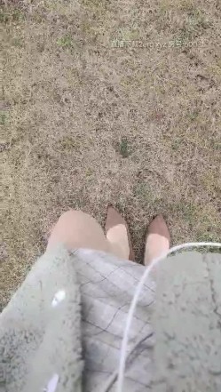 迷情骚货户外坐在地上AV棒刺激骚逼调情，公测内开始耍流氓了，站着尿尿草逼，楼梯安全出口门前后入刺激 截图2