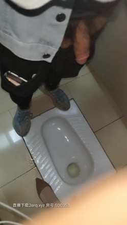 迷情骚货户外坐在地上AV棒刺激骚逼调情，公测内开始耍流氓了，站着尿尿草逼，楼梯安全出口门前后入刺激 截图5