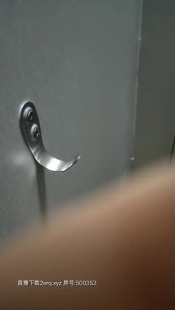 迷情骚货户外坐在地上AV棒刺激骚逼调情，公测内开始耍流氓了，站着尿尿草逼，楼梯安全出口门前后入刺激 截图7