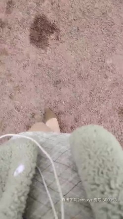 迷情骚货户外坐在地上AV棒刺激骚逼调情，公测内开始耍流氓了，站着尿尿草逼，楼梯安全出口门前后入刺激 截图9