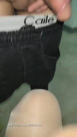 迷情骚货户外坐在地上AV棒刺激骚逼调情，公测内开始耍流氓了，站着尿尿草逼，楼梯安全出口门前后入刺激 截图12