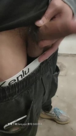 迷情骚货户外坐在地上AV棒刺激骚逼调情，公测内开始耍流氓了，站着尿尿草逼，楼梯安全出口门前后入刺激 截图13
