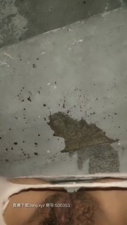 迷情骚货户外坐在地上AV棒刺激骚逼调情，公测内开始耍流氓了，站着尿尿草逼，楼梯安全出口门前后入刺激 截图15