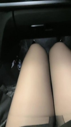 气质眼镜小骚货，夜晚和炮友户外车震，黑丝高跟鞋，没穿内裤，掏JB直接操，后座骑乘操爆 截图2