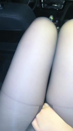 气质眼镜小骚货，夜晚和炮友户外车震，黑丝高跟鞋，没穿内裤，掏JB直接操，后座骑乘操爆 截图8