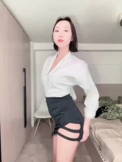 花椒颜值靓女【饭饭】跟闺蜜一起整活裸舞，双女脱衣舞，身材超级好，激情自慰 截图1