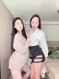 花椒颜值靓女【饭饭】跟闺蜜一起整活裸舞，双女脱衣舞，身材超级好，激情自慰 截图2