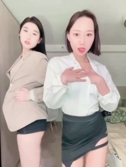 花椒颜值靓女【饭饭】跟闺蜜一起整活裸舞，双女脱衣舞，身材超级好，激情自慰 截图3