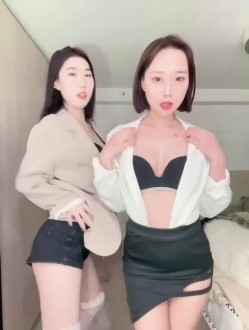 花椒颜值靓女【饭饭】跟闺蜜一起整活裸舞，双女脱衣舞，身材超级好，激情自慰 截图4