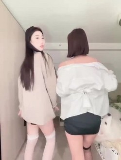 花椒颜值靓女【饭饭】跟闺蜜一起整活裸舞，双女脱衣舞，身材超级好，激情自慰 截图5