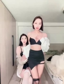 花椒颜值靓女【饭饭】跟闺蜜一起整活裸舞，双女脱衣舞，身材超级好，激情自慰 截图6