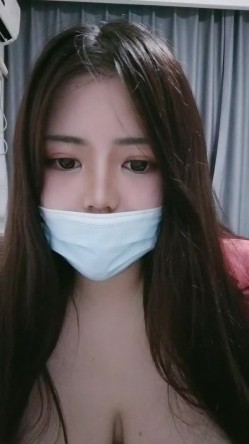 椰子那么大的奶子见过没，丰满巨乳网红型口罩妹，掏出奶子揉捏晃动，乳晕也超大，掰穴特写肥逼道具震动 截图3
